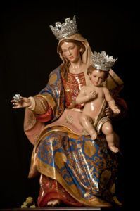 Imagen completa de la Virgen Madre del Amor Hermoso tallada en madera y policromada