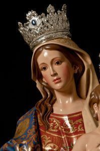 Detalle del rostro de la Madre del Amor Hermoso con expresión serena y maternal