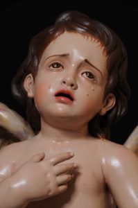 Detalle del rostro doliente del ángel
