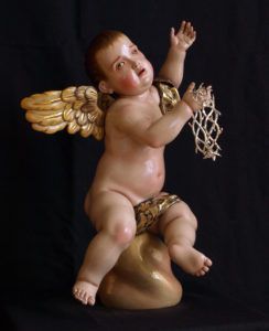 Ángel portando la corona de espinas, símbolo de la pasión de Cristo