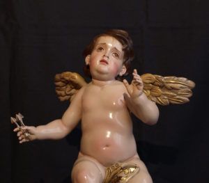 Ángel portando los clavos, atributo referente a la pasión de Cristo