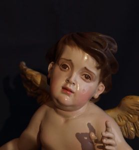 Detalle del rostro de dolor del ángel