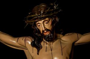 Crucificado de la Divina Misericordia en madera policromada