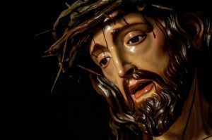 Detalle de la expresión del bello rostro de Cristo crucificado