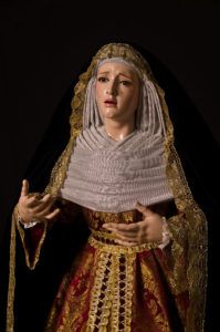 Virgen Dolorosa inspirada en las creaciones barrocas