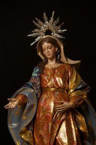 Delicado gesto de ofrecimiento de Nuestra Señora