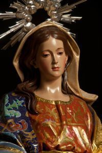 Expresión dulce y regia de la Virgen de la Expectación