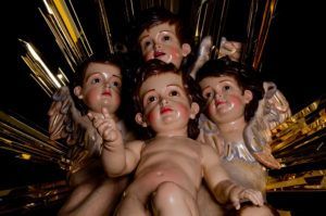Detalle de la composición del Niño Jesús con las cabezas de ángeles aladas