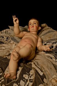 Escultura sacra del Niño Jesús tallada en madera de cedro