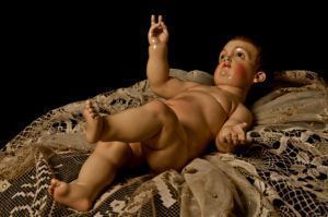 Detalles anatómicos del  niño Jesús en la cuna