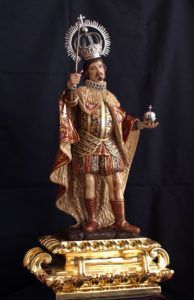 Figura clásica de san Fernando con sus atributos regios