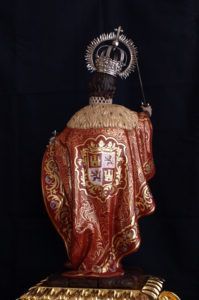 Detalle del estofado del manto con el escudo de Castilla y de León