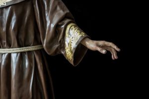 Gesto de protección del santo de Asís