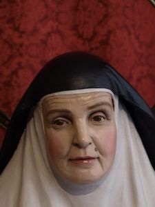 Primer plano y detalle de la policromía en el rostro de Santa Ángela de la Cruz, imaginería contemporánea