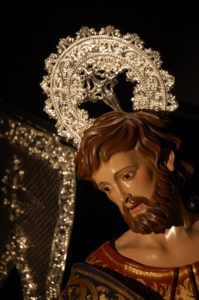 La Cruz de Santiago cincelada en el nimbo y en el pendón