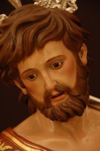Detalle del rostro de mirada serena de Santiago Apóstol