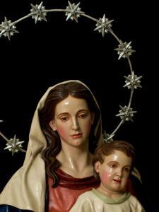 La Virgen del Rosario coronada con las doce estrellas