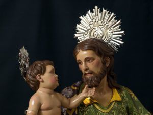 La ternura reflejada en el gesto del Niño Jesús tocando la barba de San José