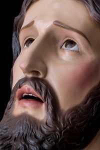 Detalle de la mirada suplicante de Cristo