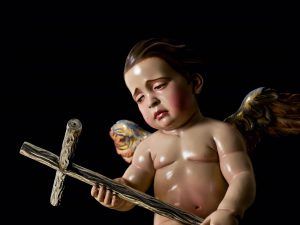 Ángel pasionista portando la cruz, elemento fundamental de la Pasión de Cristo