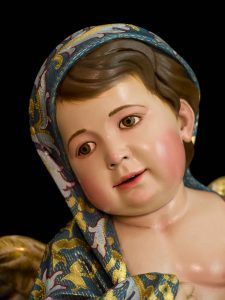 Detalle del rostro del ángel que se cubre parcialmente la cabeza