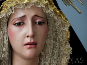 Expresión de dolor contenido de la Virgen