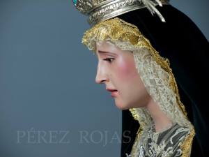 Perfil izquierdo de la Virgen