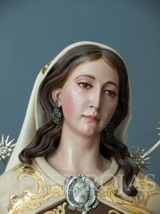 Detalle de la policromía del rostro y ornamentación del manto