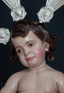 Ternura de modelado del Niño Jesús de estética barroca