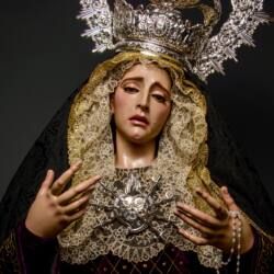 Escultura de la Virgen María Dolorosa en madera policromada