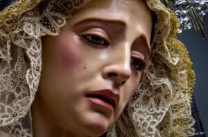 Expresión de acusado dolor de la Virgen María