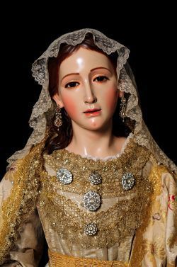 La Divina Pastora luciendo un rico ajuar del siglo XVIII