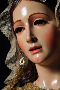 Detalle de la policromía de la Divina Pastora del convento de San Leandro