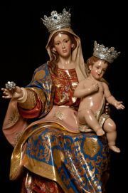 Madre del Amor Hermoso luciendo en el manto el Sol de Portocarrero