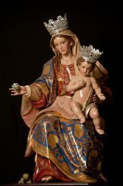 Imagen completa de la Virgen Madre del Amor Hermoso tallada en madera y policromada