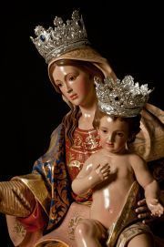 Detalle de la delicadeza de la Madre del Amor Hermoso con su Divino hijo