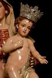 El delicado gesto del Niño Jesús tendiendo su mano al devoto