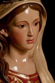 Detalle del rostro tierno de la Virgen con su delicada policromía