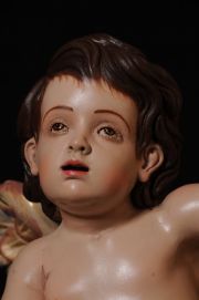 Rostro dulce del ángel cirineo en madera policromada