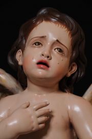 Detalle del rostro doliente del ángel