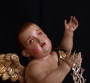 Detalle del rostro doloroso del ángel