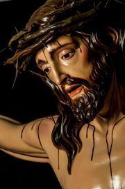 Expresión serena de Cristo crucificado obra de Pérez Rojas
