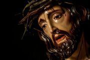 Detalle de la expresión del bello rostro de Cristo crucificado
