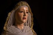 Rostro juvenil de la Virgen María dolorosa
