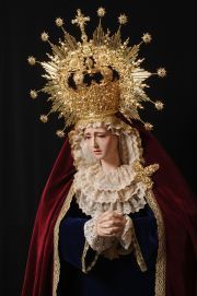Vigen Dolorosa con manos juntas que aumentan el gesto de dolor