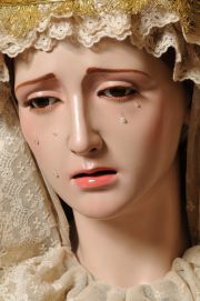 La policromía de la dolorosa es de estilo barroco andaluz