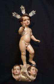 Vista lateral del Niño Jesús
