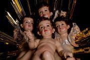 Detalle de la composición del Niño Jesús con las cabezas de ángeles aladas