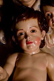 Expresión serena del niño Jesús de cuna de la ciudad de Marbella