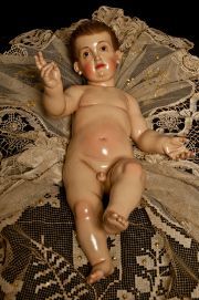 Niño Jesús de cuna realizado en madera policromada por el escultor Juan Alberto Pérez Rojas